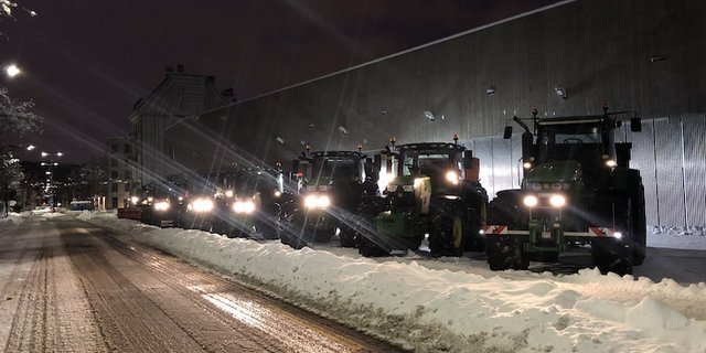 Die Bilder erinnern an die deutschen Bauernproteste – hier sind die Traktoren aber im Kampf gegen den Schnee im Einsatz. (Bilder Peter Wyss)