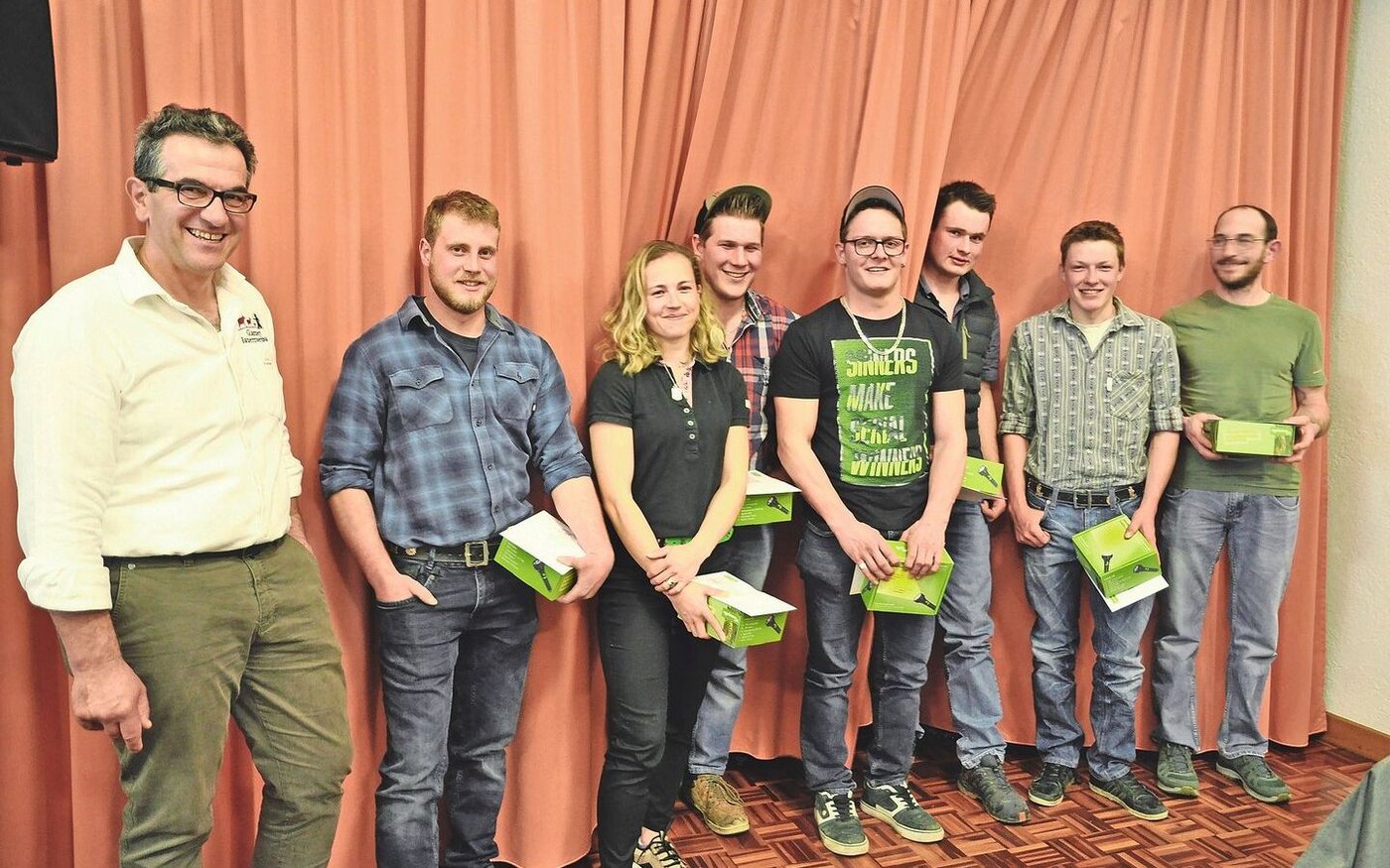 Fritz Waldvogel mit den Absolvent(innen) 2023; Nils Gallati, Bettina Gmür, Lars Flisch, André Sturzenegger, Andreas Landolt, Toni Zehnder und Ulrich Schuler.