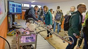 Fachexperten erkläre Fachexperten erklären den Teilnehmer(innen) der Eröffnung die Funktionsweise der Geräte gleich direkt vor Ort.