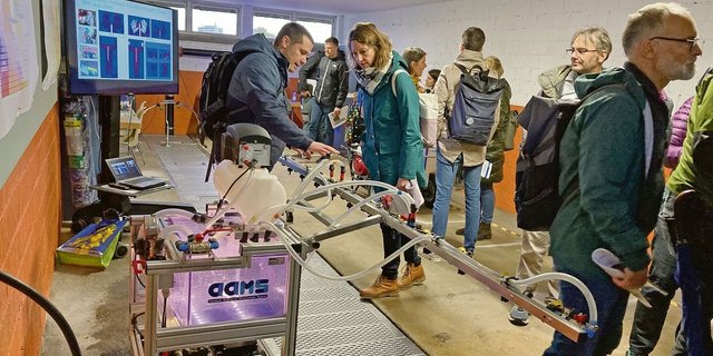 Fachexperten erklären den Teilnehmer(innen) der Eröffnung die Funktionsweise der Geräte gleich direkt vor Ort. 