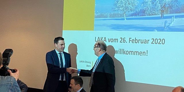 Der neue Direktor Martin Rufer erhält die erste Gratulation von Markus Ritter. Rechts im Bild Vorgänger Jacques Bourgeois. (Bild akr)