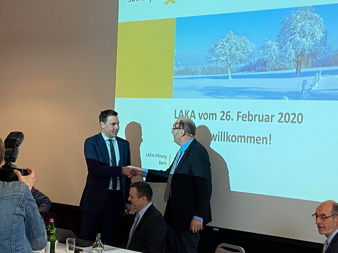 Der neue Direktor Martin Rufer erhält die erste Gratulation von Markus Ritter. Rechts im Bild Vorgänger Jacques Bourgeois. (Bild akr)