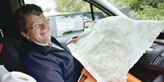 Zu Beginn war Ruth Marti auf der Liefertour immer mit ihrer alten Schulkarte unterwegs. Unterdessen kennt sie die Strecke in- und auswendig.(Bild Esther Thalmann)