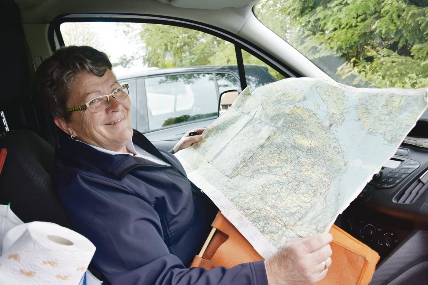 Zu Beginn war Ruth Marti auf der Liefertour immer mit ihrer alten Schulkarte unterwegs. Unterdessen kennt sie die Strecke in- und auswendig.(Bild Esther Thalmann)