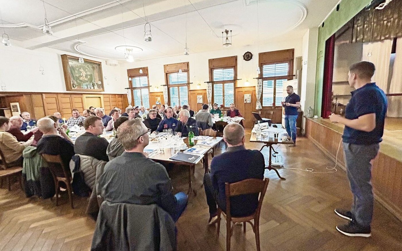 Adrian Nägeli (r. vorne) und Adrian Imfeld (r. hinten) informierten Thur-gauer Landwirte über geänderte Pflanzenschutzanwendungen. 