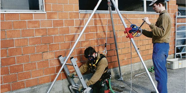 Das Arbeiten in der Güllegrube ist gefährlich. Belüftung ist im Normalfall unumgänglich. Mit einem Schutzanzug mit Frischluftgerät kann man aber auch in die Güllegrube steigen. (Bild BUL)