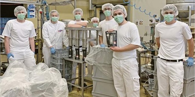 Yannick Burri aus Muttenz BL (zweiter von rechts) macht sein drittes Lehrjahr in der Regio-Molkerei in Frenkendorf BL. (Bild zVg)