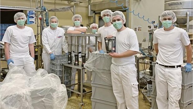 Yannick Burri aus Muttenz BL (zweiter von rechts) macht sein drittes Lehrjahr in der Regio-Molkerei in Frenkendorf BL. (Bild zVg)