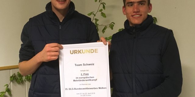 Stolz präsentieren Andreas Utzinger und Simon Bach ihre Urkunde, die sie im Mehrländerwettkampf Melken in Deutschland errangen. (Bild Franz Sutter, Profi-Lait)