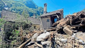 Die Wassermassen ric Die Wassermassen richteten im Maggiatal enorme Zerstörung an, manche Orte waren noch zur Wochenmitte nur per Helikopter erreichbar. Die Bevölkerung ist nun auf Hilfe angewiesen.
