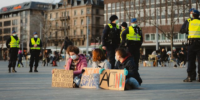 Der Strike for Future am 21. Mai 2021 soll ein schweizweiter bunter Aktions- und Streiktag werden. Er stehe für den Wandel von unten nach oben durch lokale Klimagruppen und -versammlungen. Man wolle der Schweiz «eine geballte Ladung Lebensfreude entgegenschmettern». (Bild Klimastreik)