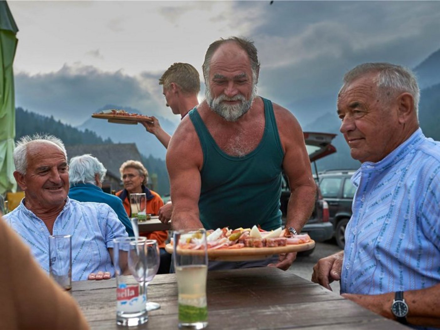 Besenbeizen und Alpbeizli im Berggebiet sind beliebt, die Gastgeber verfügen aber meist über kein grosses Budget. (Bild Berghilfe)