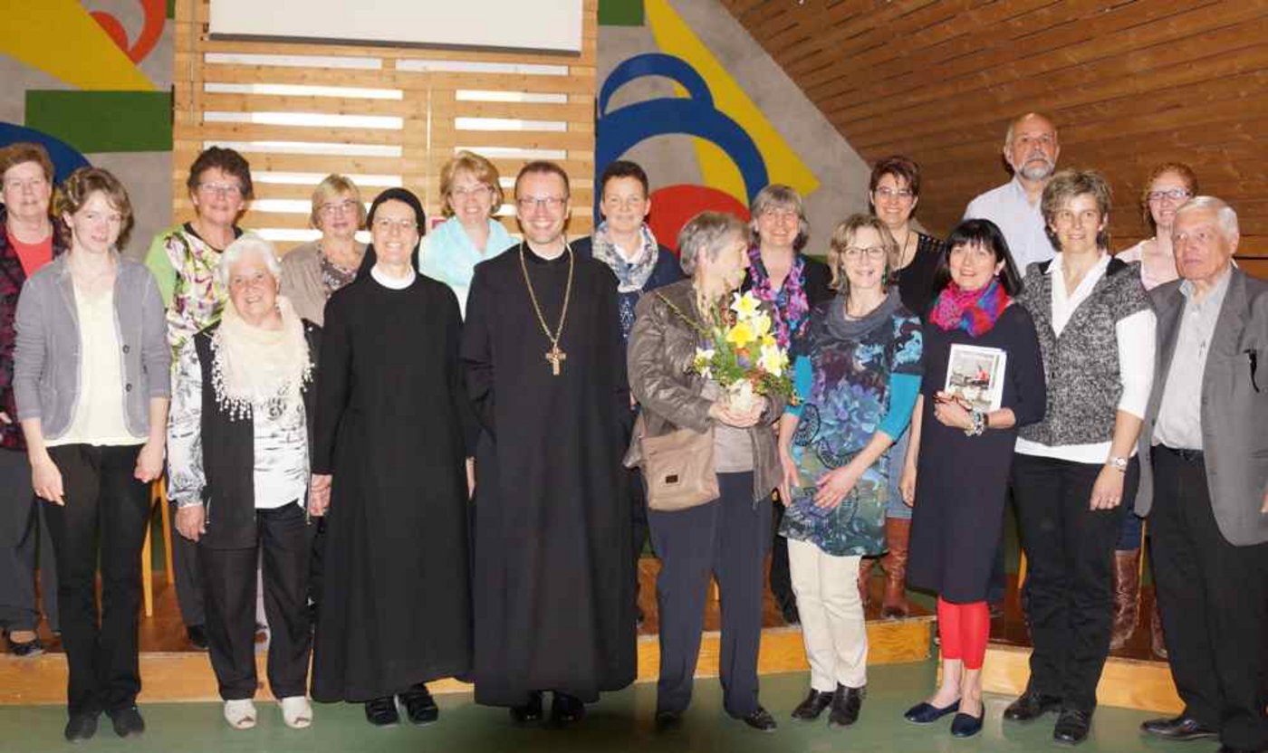 Vordere Reihe von links: Luzia Egli-Wicki; Berta; Priorin Irene Gassmann, Abt Urban Federer; Verena Zehnder, Maya Graf, Susann Bosshard-Kälin, Vreni Föhn-Zurfluh, Carl August Zehnder. Hintere Reihe von links: Ruth Haug-Eggenberger, Marie-Theres Waser-Küttel, Rosmarie Mazenauer-Wicki, Rita Schuler-Schöpfer, Paula Zurfluh-Bieri, Rita Burkard-Laubacher, Sandra Koch Schmid, Jürg Bosshard, Nicole Scheuber-Bieber. (Bild Anton Scheiwiller)