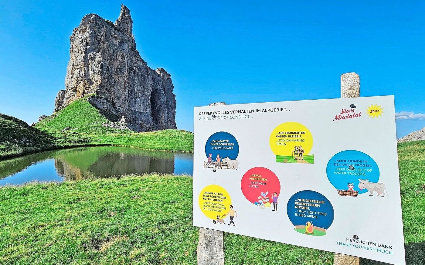 Viele Wanderer haben keinen Bezug mehr zur Alp- und Landwirtschaft und sehen die Alpweiden nicht als Nutzfläche, sondern mehr als Freizeitgebiet.  Aufklärung mittels Hinweistafeln ist entsprechend sinnvoll.