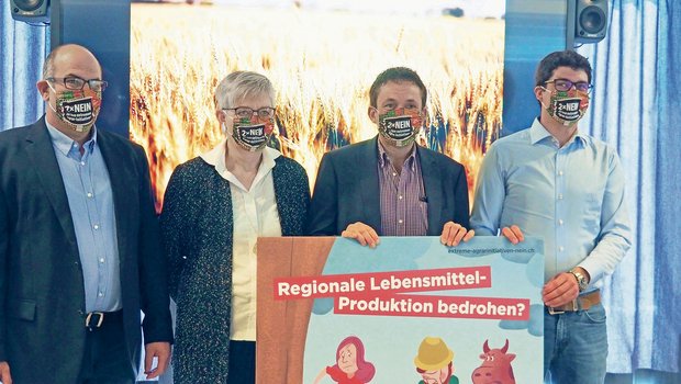 Vertreter der Bündner Landwirtschaft werben für ein doppeltes Nein zu den beiden Pflanzenschutz-Initiativen (v. l. n. r.): Fadri Stricker, Astrid Derungs, Thomas Roffler und Ursin Gustin.(Bild Christian Weber)