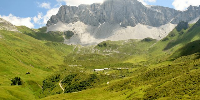 Blick auf die Alp Ascharina mit der imposanten Rätschaflua im Hintergrund. (Bilder M. Schröttenthaler)