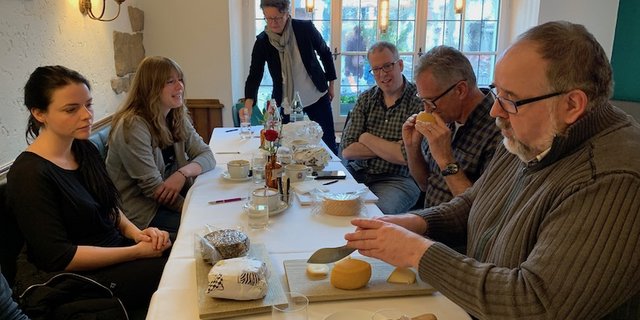 Die Teilnehmenden des Diplomlehrgangs Käsesommelier stellen ihre Hausaufgaben vor: veredelte Käslein. Kursleiterin Gabriela Frei (Mitte) freut sich über die Kreativität, mit der die Aufgabe gemeistert wurde. (Bild Ruth Bossert)