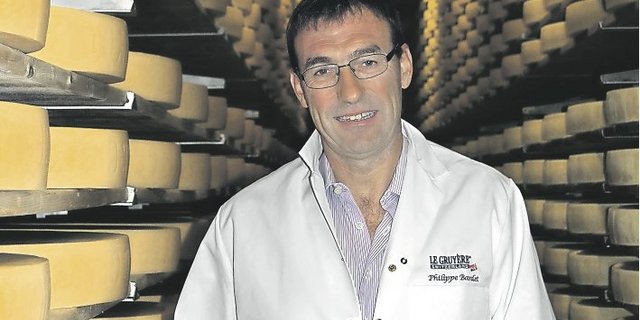 Seit bald 20 Jahren an der Spitze der Interprofession du Gruyère: Direktor Philippe Bardet in den Kelern der Schaukäserei in Pringy FR. (Bild: Julia Schwery)