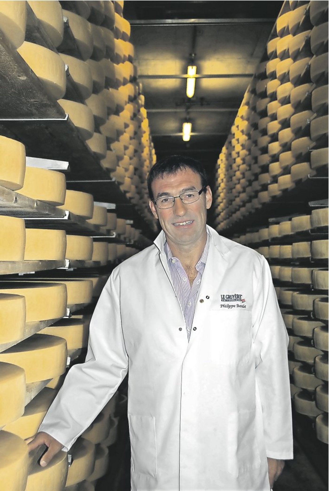 Seit bald 20 Jahren an der Spitze der Interprofession du Gruyère: Direktor Philippe Bardet in den Kelern der Schaukäserei in Pringy FR. (Bild: Julia Schwery)
