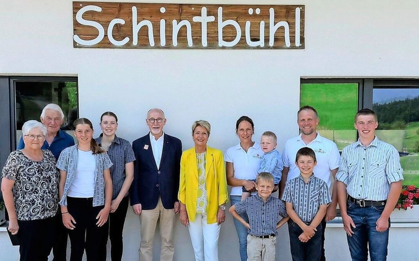 Bundesrätin Karin Keller-Sutter (Mitte) war diese Woche zusammen mit Diplomaten zu Besuch auf dem Hof Schintbühl im Kanton Luzern.