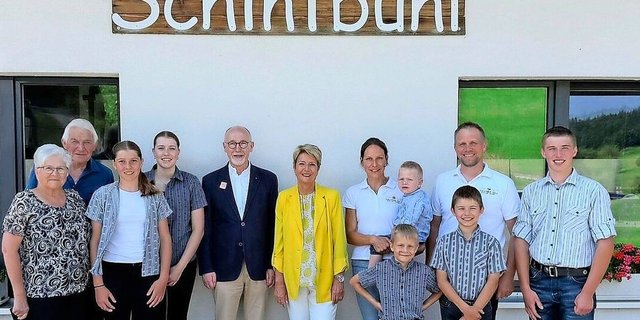 Bundesrätin Karin Keller-Sutter (Mitte) war diese Woche zusammen mit Diplomaten zu Besuch auf dem Hof Schintbühl im Kanton Luzern.