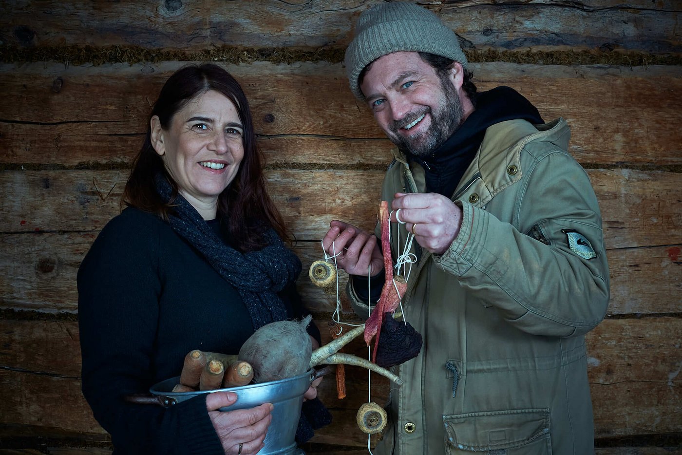 Spitzenkoch Jann M. Hoffmann und Food-Autorin Esther Kern experimentieren mit Gemüse aus Graubünden. (Bilder GraubündenViva)