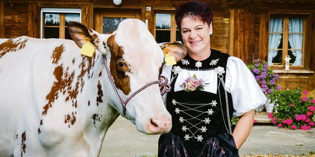Die Kühe liegen Anita Mosimann besonders am Herzen. Jeden Morgen und Abend ist sie im Stall anzutreffen. (Bild SRF/Ueli Christoffel)
