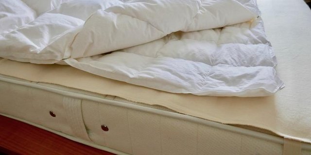 Der Matratzenschoner lässt sich im Gegensatz zur Matratze leicht waschen. Die Vierjahreszeitendecke lässt sich auf die Temperaturempfindungen der Person abstimmen. (Bilder Monika Neidhart)