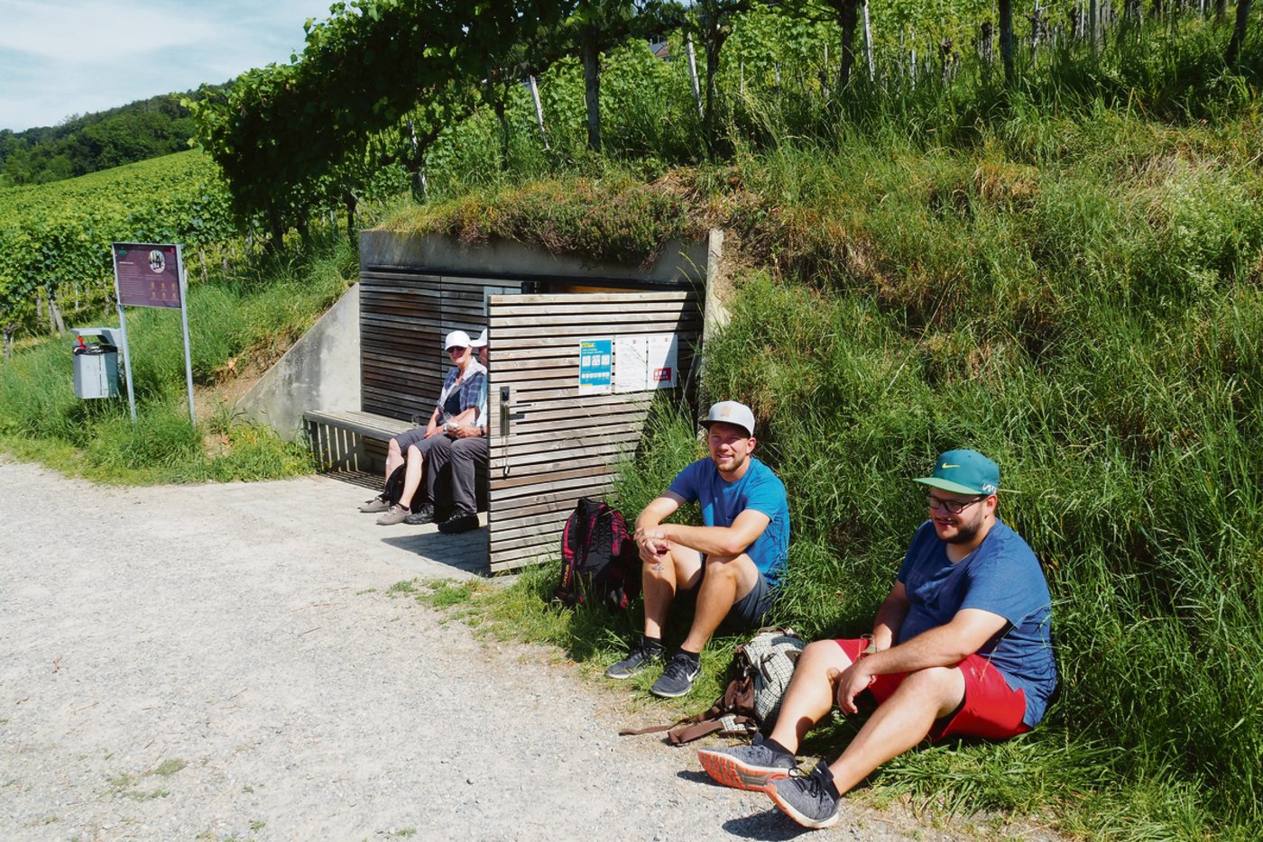 Der Weinsafe an der Route lädt ein zu einer kleinen Rast bei einem Glas Wein aus dem Weinbaugebiet Ottenberg.