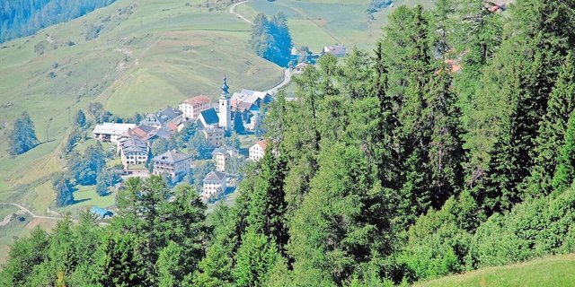 Schutzwald oberhalb von Ftan GR. Der Klimawandel kann die Schutzwirkung beeinträchtigen, die Waldbestände müssten durch Verjüngung angepasst werden, fordern Forstfachleute.  