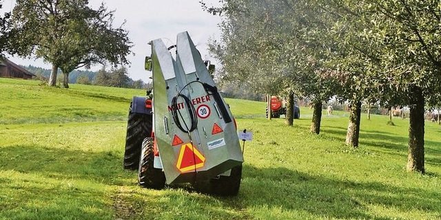 Bei Hochstammgebläse-Spritzen verbessert ein Axialgebläse mit hochgezogenem Turm die Anlagerung.