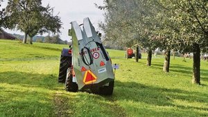 Bei Hochstammgebläse-Spritzen verbessert ein Axialgebläse mit hochgezogenem Turm die Anlagerung.