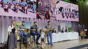 Beschwingter Auftakt zur Delegiertenversammlung: Auf der Bühne standen die Simu Lüthi Band und die Jodlerin Daria Occhini.