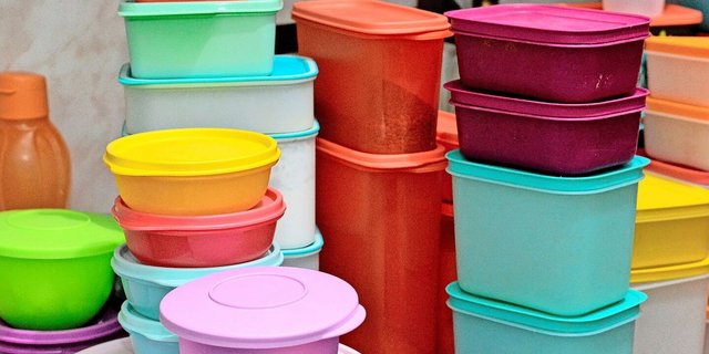 Plastikbehälter sind praktisch zum Aufbewahren und Transportieren. Sind sie leer, sollten Kunststoffgefässe aber unbedingt offen gelagert werden, damit sie nicht anfangen zu müffeln.