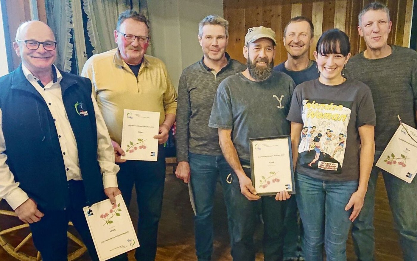 Die Geehrten des Aargauer Kirschen-Qualitätswettbewerbes 2023. 