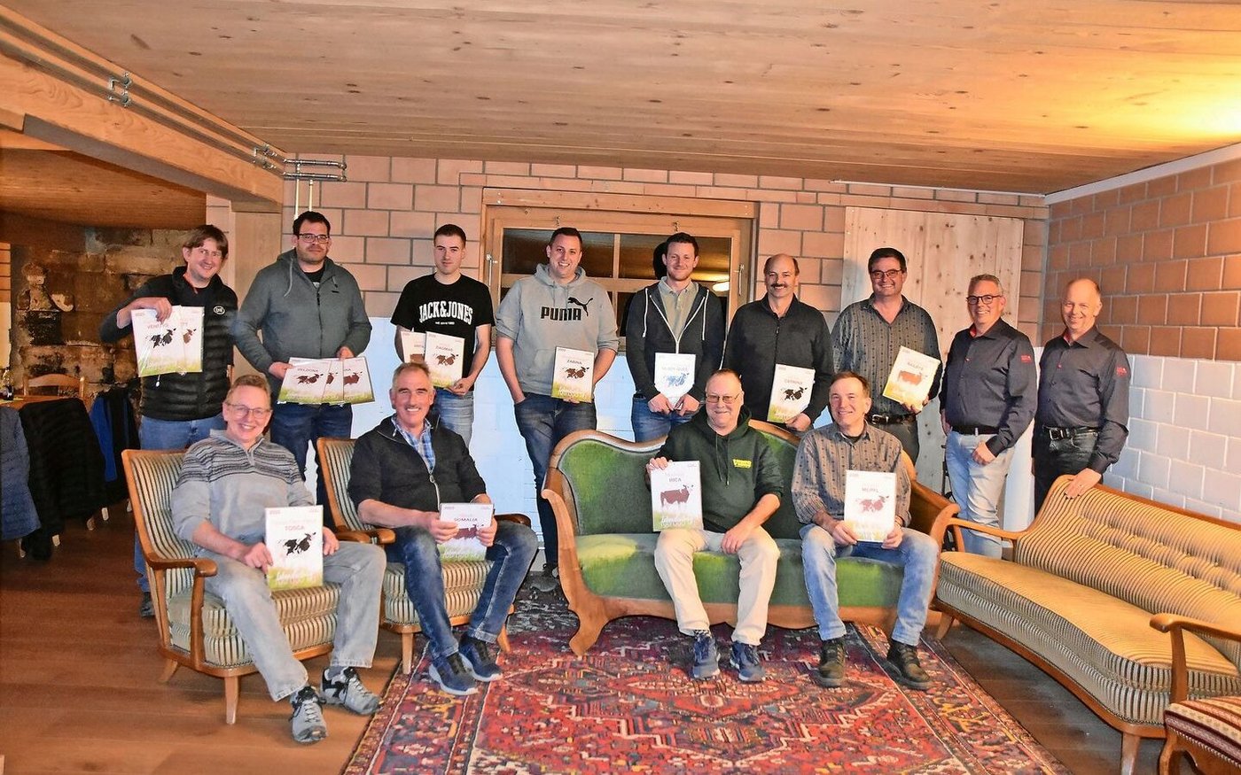 Die Ehrungen der 100 000er-Kühe übernahmen Michel Geinoz und Adrian Weber (rechts).