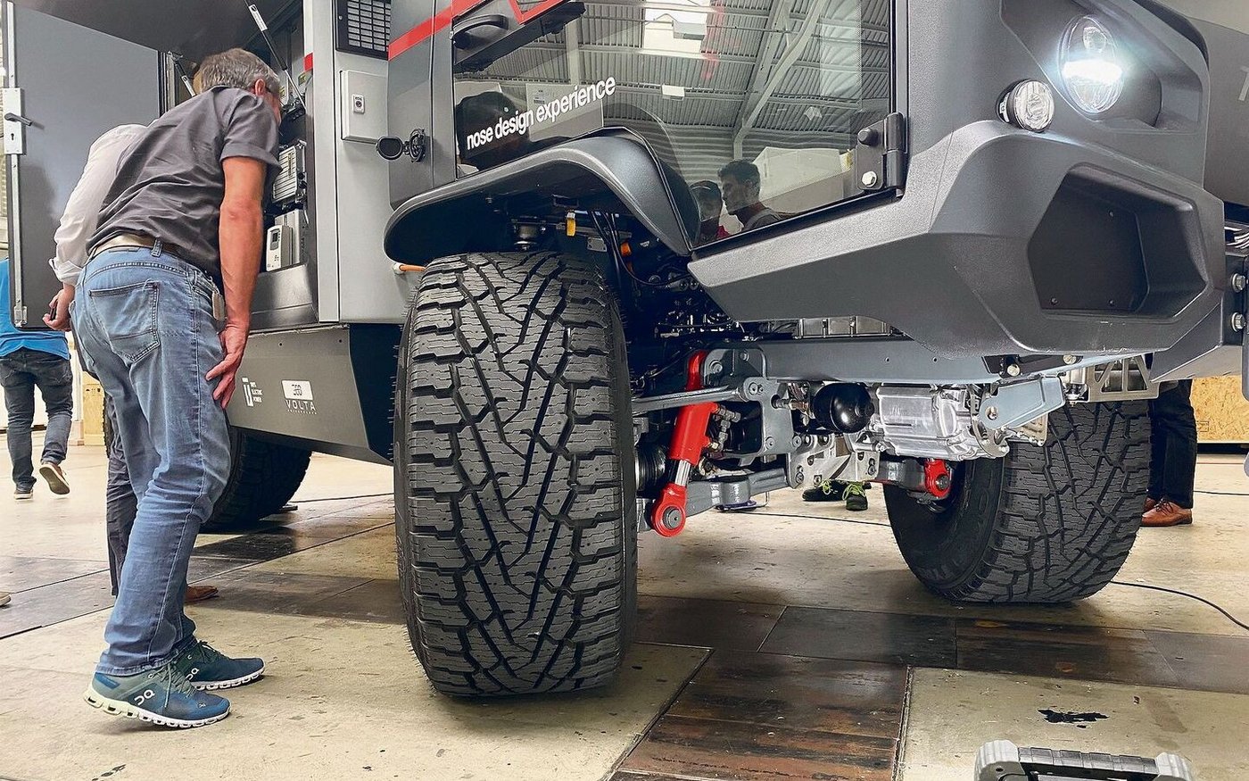 Das Interesse des Publikums am Terren war gross. Endlich konnte man einen Blick auf das fertige Fahrzeug werfen.