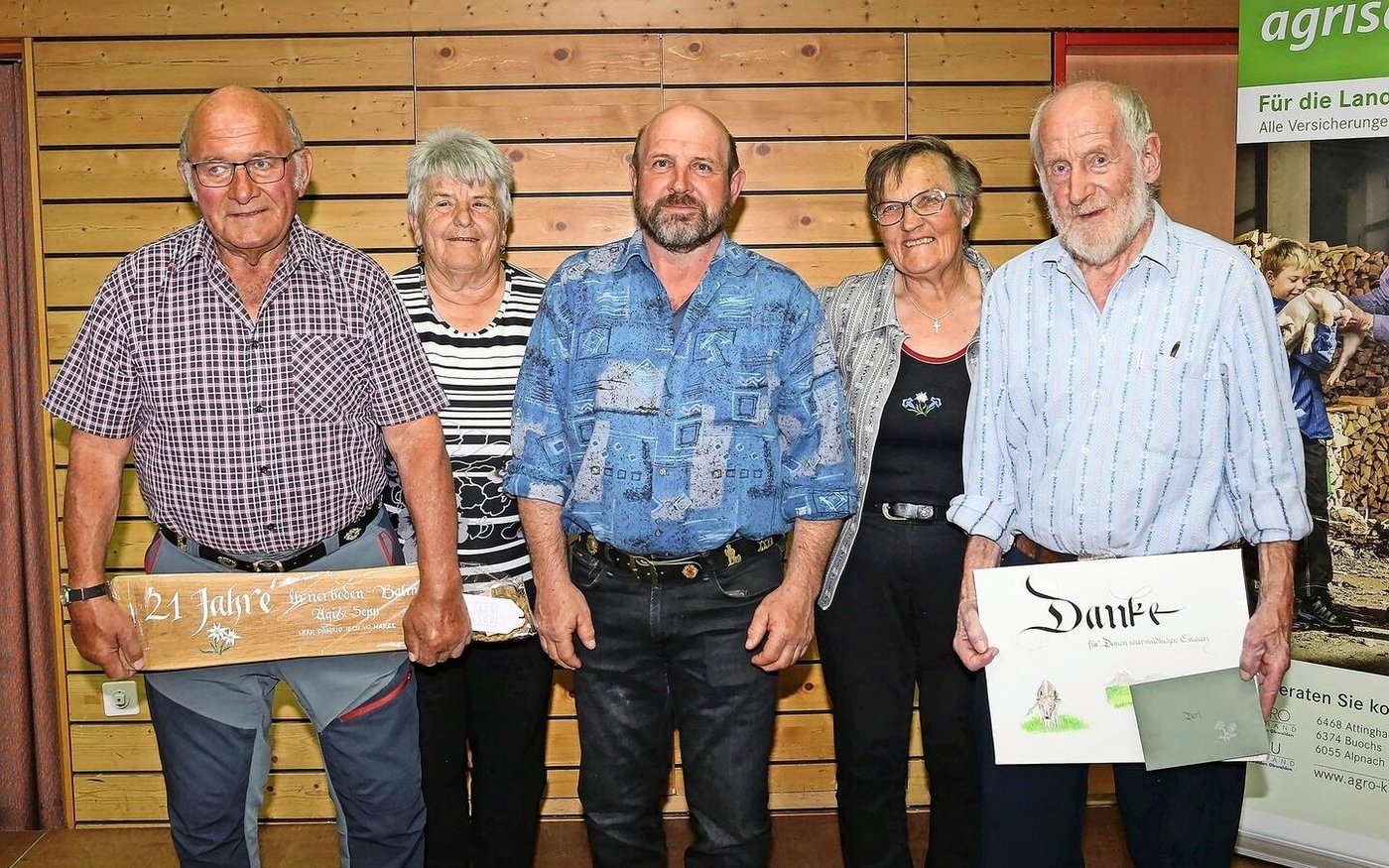 Dienstboten-Ehrung: Josef und Agatha Arnold-Arnold, Franz Baggenstos, Agatha Landolt und Xaver Bissig (v. l.).