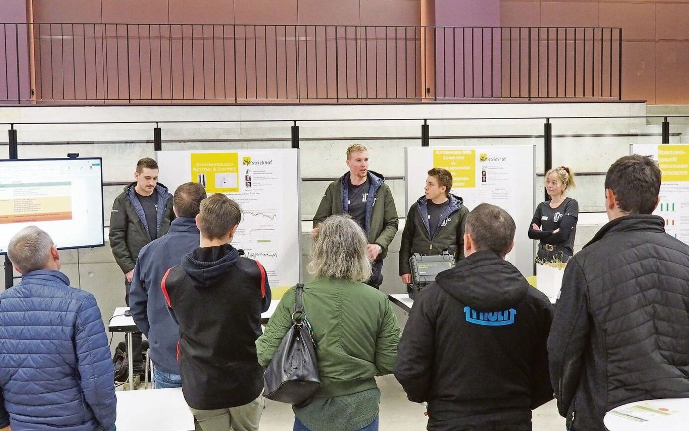 Die Absolventen des Agrotechnikerlehrgangs freuten sich, die Ergebnisse ihrer Projektarbeit vorzustellen. 