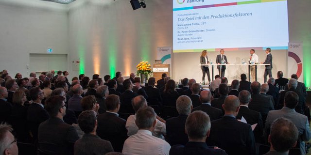 Peter Grünenfelder (Avenir Suisse), Marc-André Cornu (Cornu SA) und Beat Jans (Nationalrat, SP/BS): Die drei Herren diskutieren über die Frage, ob der Grenzschutz für die Schweizer Landwirtschaft Fluch oder Segen sei.