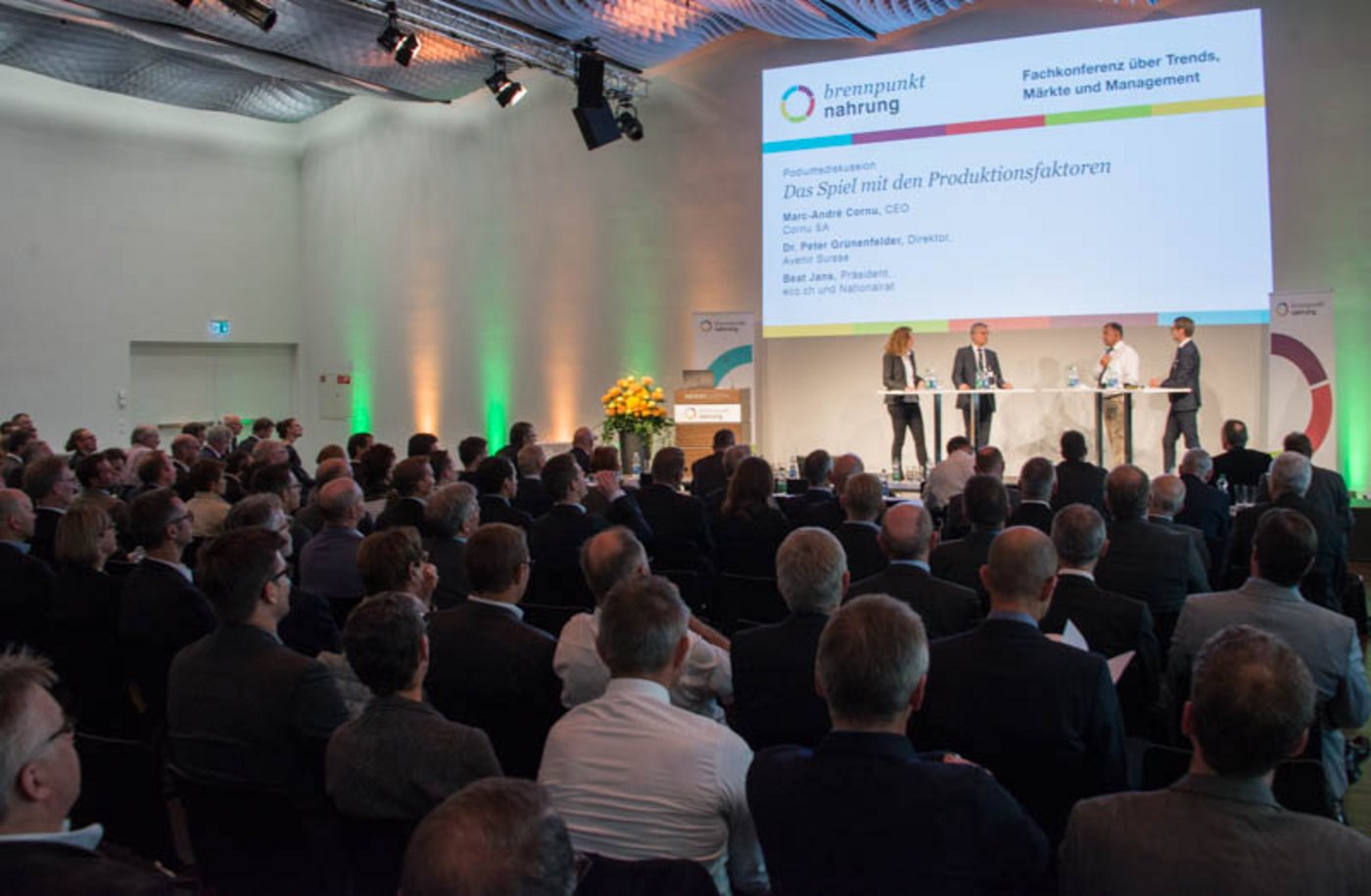 Peter Grünenfelder (Avenir Suisse), Marc-André Cornu (Cornu SA) und Beat Jans (Nationalrat, SP/BS): Die drei Herren diskutieren über die Frage, ob der Grenzschutz für die Schweizer Landwirtschaft Fluch oder Segen sei.