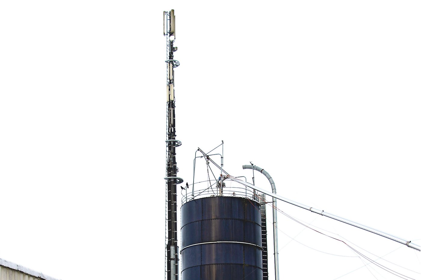 Zankapfel Mobilfunkantenne: Viele Verträge der Swisscom mit Landwirten laufen aktuell aus. (Bild Hans Rüssli)