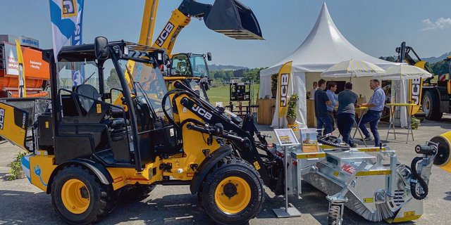 Mit dem Elektro-Hoflader 403 E erweitert JCB die Palette an Elektro-Fahrzeugen, die aus Dumpern, Minibaggern, Gabelstaplern und einem Teleskoplader besteht, um eine weitere Maschine. 