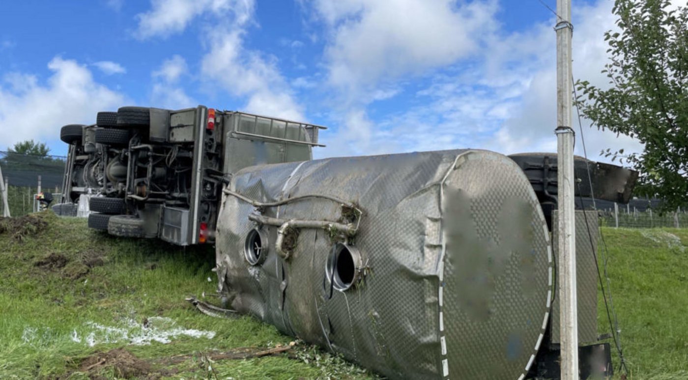 Der Tanker war kurz nach 11:30 von Hildisrieden Richtung Hochdorf unterwegs. Zur Klärung des Unfallhergangs sucht die Polizei Zeugen. (Bilder Kapo LU)