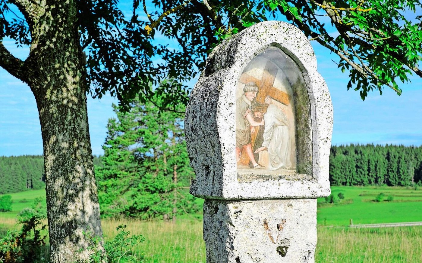 Dasein (er-)tragen: Kreuzwegauf dem Feld. 