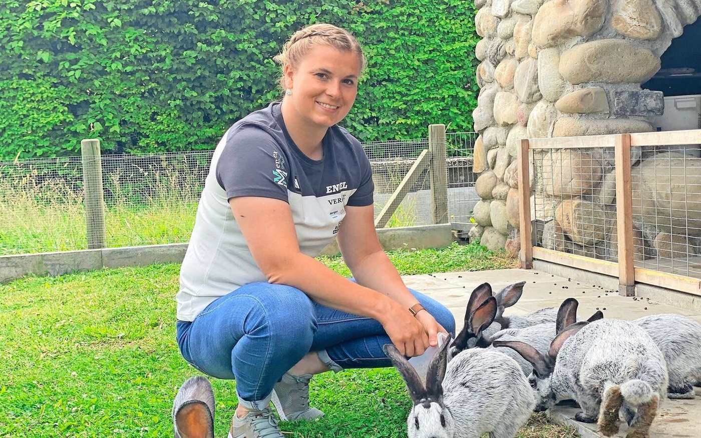 Auf dem Hof der Eltern hält Isabel Egli Hühner, an ihrem Wohnort in Menzberg gemeinsam mit ihrem Partner Hasen.