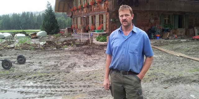 Der Brunnen wurde vom Wasser davon getragen, ebenso das Jauchefass. Landwirt Hans Gerber gestern Mittwochmorgen vor dem Bauernhaus. Wasser und Schlamm liefen durch die Gebäude (nächstes Bild) ... (Bilder: Simone Barth)