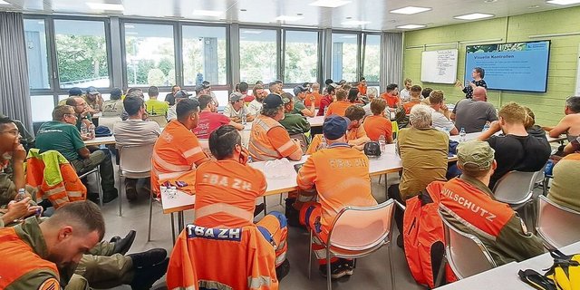 Tägliche Lagebesprechung in der Hochphase der Bekämpfung des Japankäfers. Fiona Eyer (stehend) von der Fachstelle Pflanzenschutz informiert die Zivilschützer.