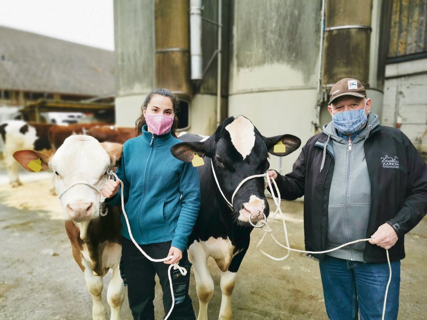 Agronomie-Studentin Mathilde Poupon und Milchwäger Martin Zwahlen im Edelweiss-Look. Die Munischauen, die auf den Höfen abgehalten werden, sollen doch ein wenig Folklore haben. (Bild sb)