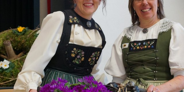 Wechesel an der Spitze der Aargauer Landfrauen: Lotti Baumann (links) übernimmt von Helen Schreiber.    (Bild Ruth Aerni)